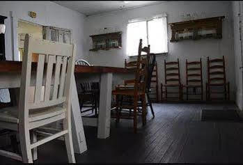 Hotel Country Road House Clendenin Esterno foto